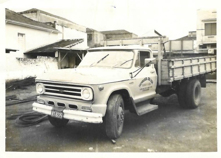 Caminhão Chevrolet de cabine branca com o nome Tremocoldi pintado na porta, em 1977