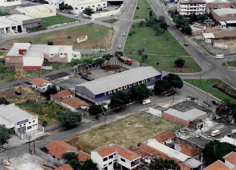 Vista aérea do galpão azul da Tremocoldi no bairro, em 1997