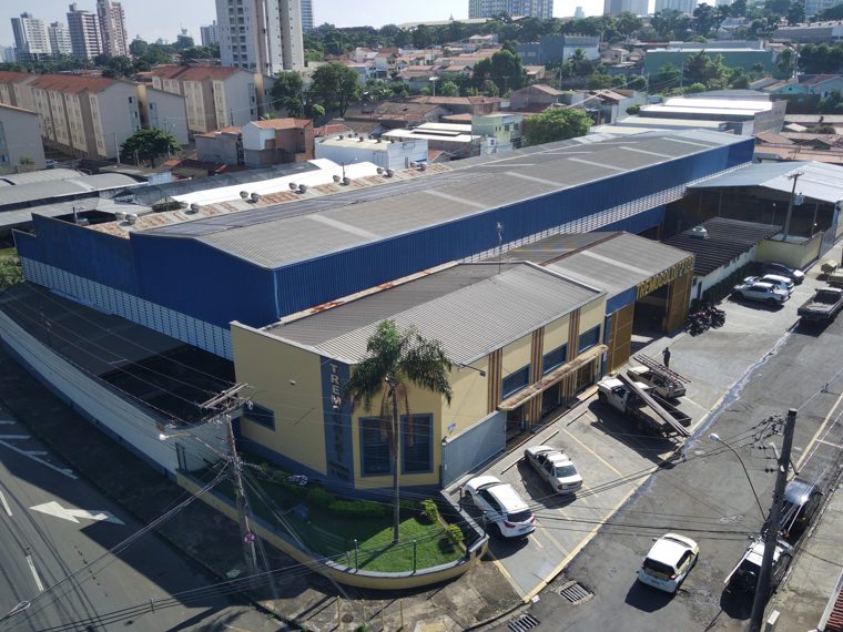 Vista aérea do complexo da Tremocoldi hoje: galpão de estoque, loja e pátio de carga