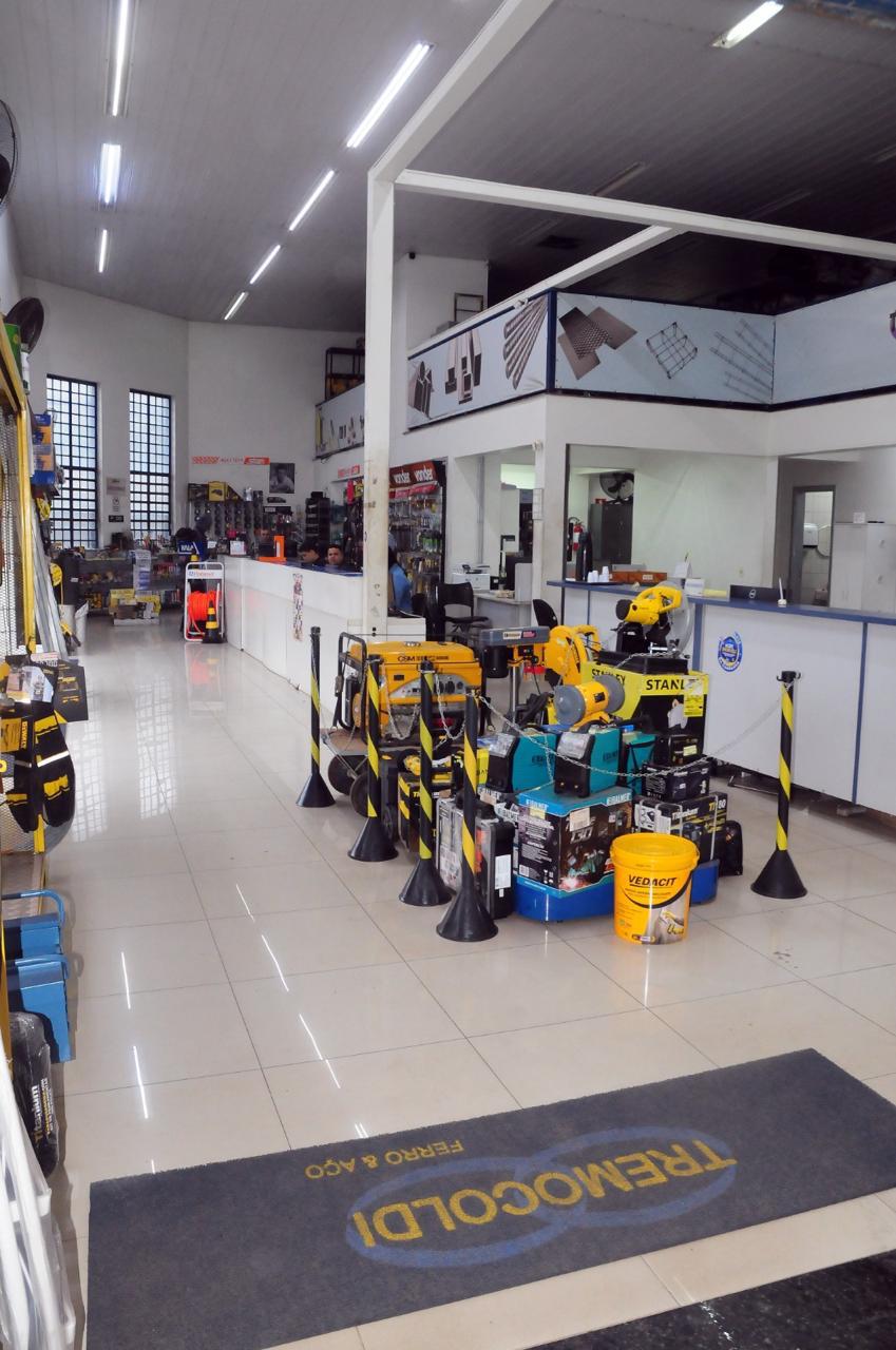 Interior da loja: balcão de atendimento, ferramentas, geradores e equipamentos expostos